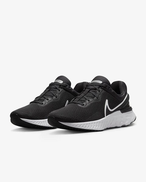 Giày Nike React màu đen với đế trắng, thể hiện công nghệ đệm êm ái cho runner nam