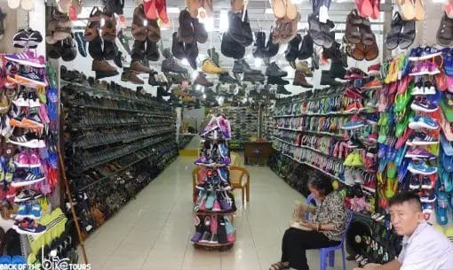 Giày nữ được trưng bày trong một cửa hàng nhỏ ở TP.HCM