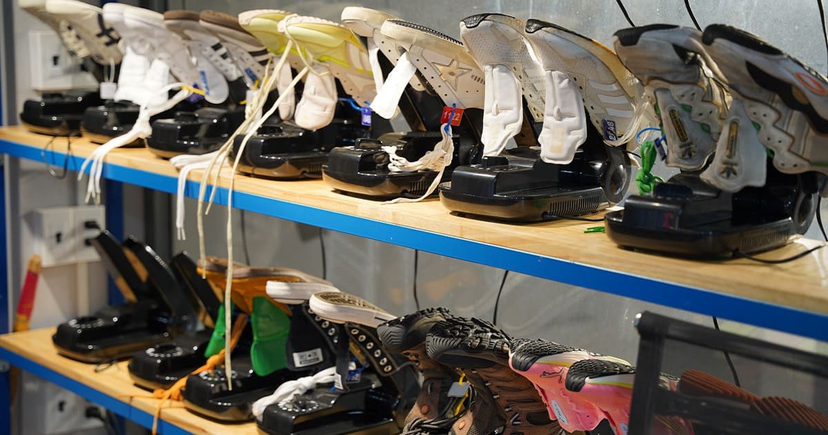 Giày sneaker đang được sấy khô trong môi trường kiểm soát nhiệt độ sau khi sử dụng dịch vụ vệ sinh giày sneaker chuyên nghiệp.