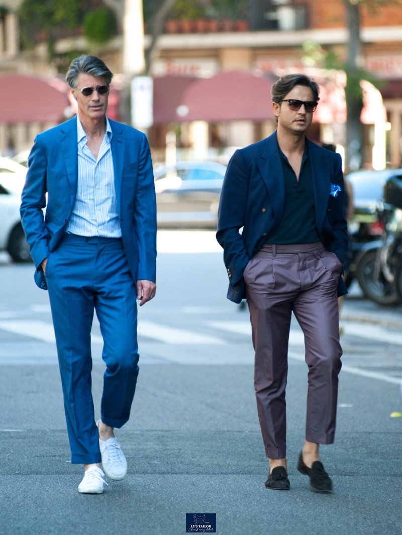 Giày sneaker trắng hoàn hảo khi kết hợp với vest xanh navy lịch lãm