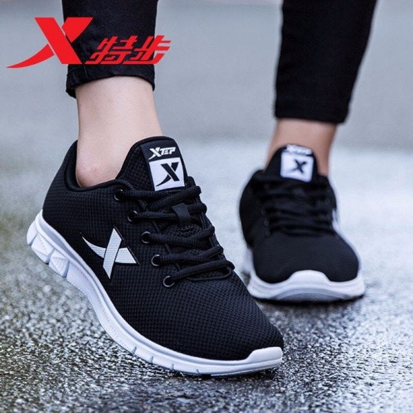 Giày Xtep với thiết kế năng động và màu sắc nổi bật