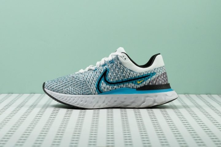Góc nhìn tổng thể Nike React Infinity Run Flyknit 3