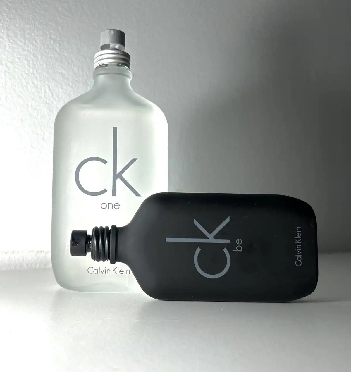 Hai chai nước hoa CK Be và CK One, biểu tượng của sự lưu hương