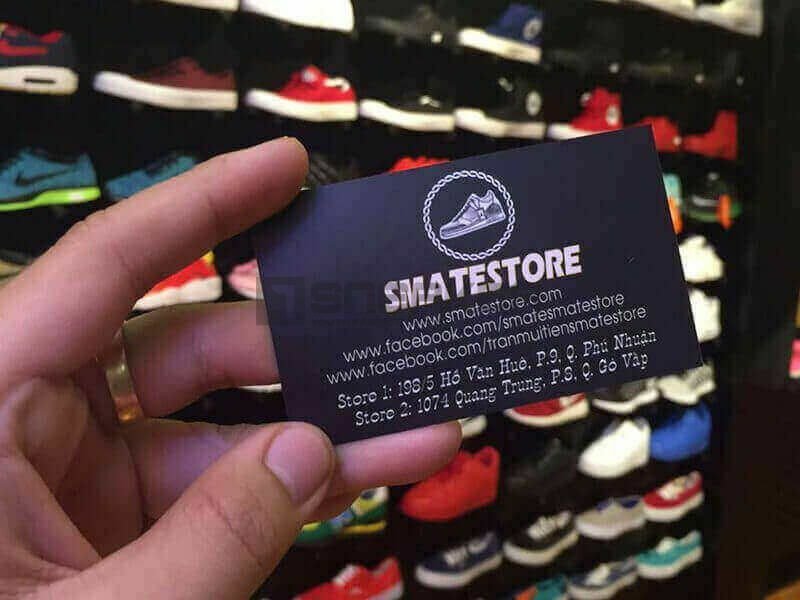 Hình ảnh bên trong Smate Store, trưng bày giày sneaker với nhiều màu sắc và kiểu dáng