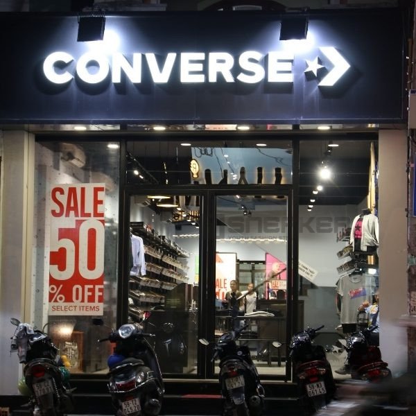 Hình ảnh các mẫu giày Converse cổ điển được trưng bày gọn gàng tại một shop giày ở Hồ Chí Minh