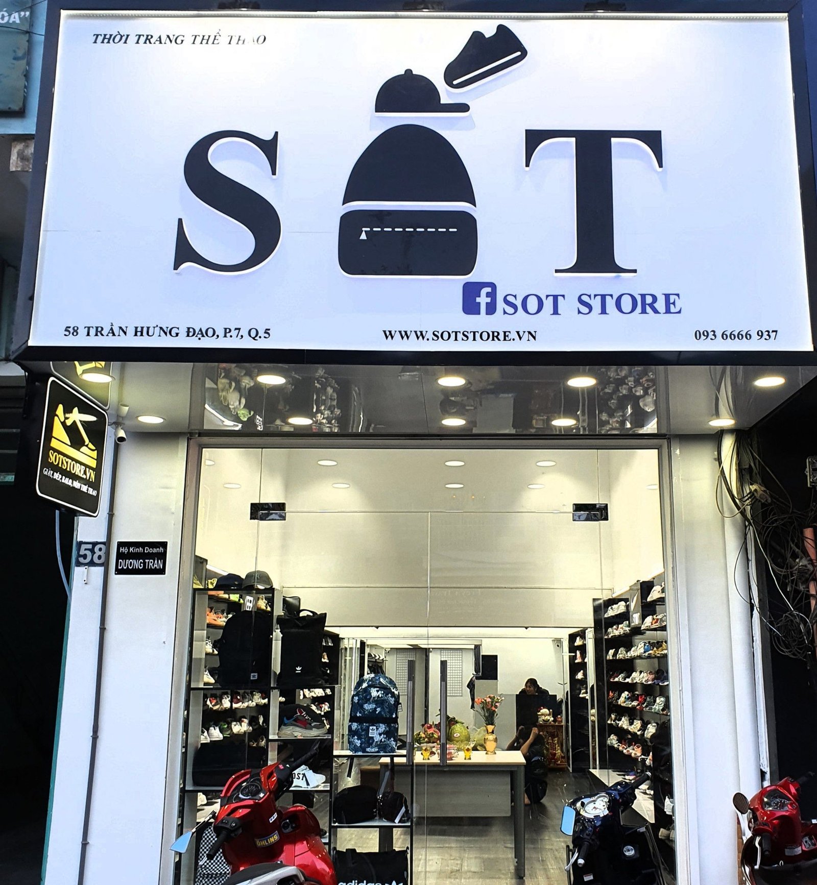 Hình ảnh các mẫu giày sneaker được sắp xếp gọn gàng trên kệ tại SOT Store