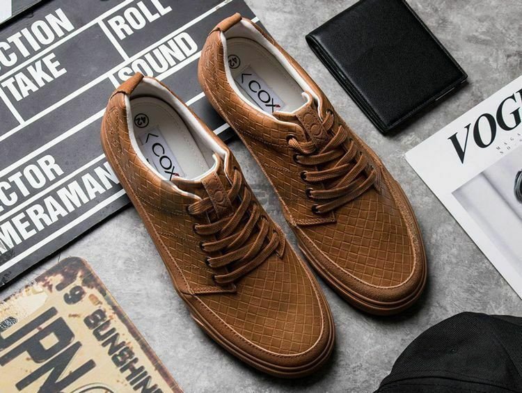 Hình ảnh cận cảnh một đôi giày sneaker nam tính với chất liệu da tại Cox Shoes