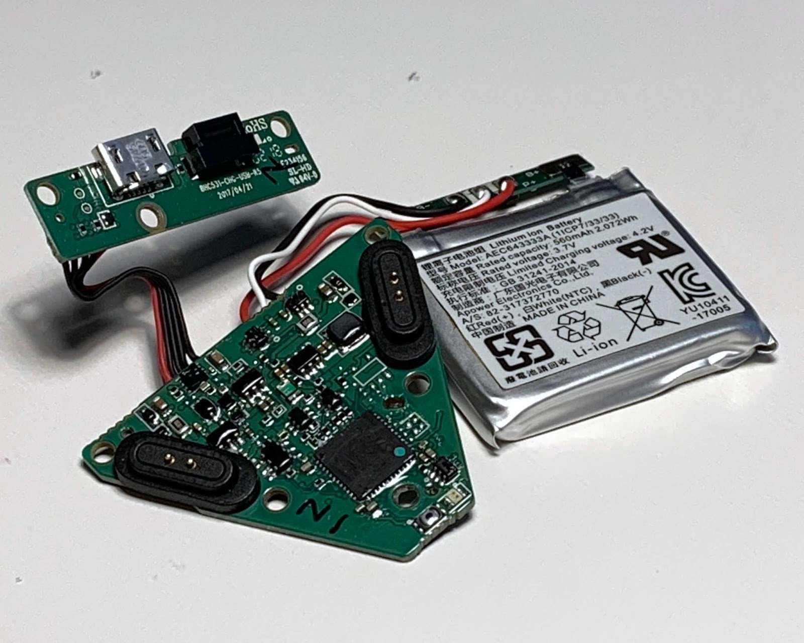 Hình ảnh cận cảnh tai nghe **b&o e8** và hộp sạc, thể hiện thiết kế sang trọng bên ngoài.