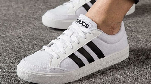 Hình ảnh chung về giày Adidas nữ với nhiều phong cách thời trang