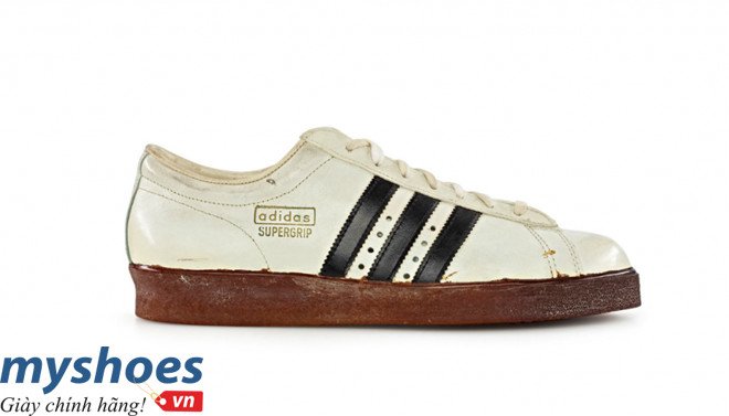 Hình ảnh đen trắng của một phiên bản giày Adidas Superstar đời đầu, minh họa sự khởi đầu lịch sử của dòng giày