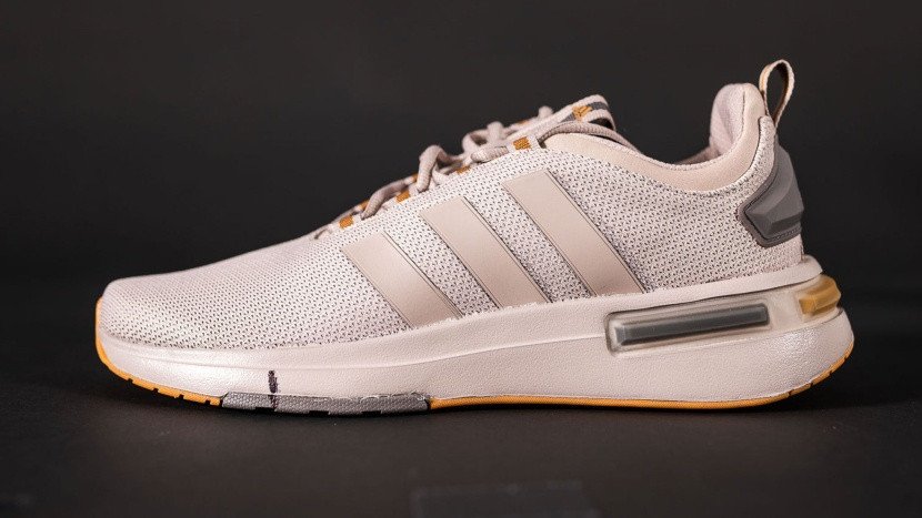Hình ảnh mặt ngoài của đôi giày adidas racer tr 23 với thiết kế đơn giản.
