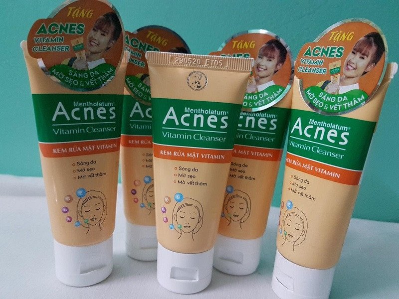 Hình ảnh minh họa so sánh hai thương hiệu sữa rửa mặt Biore và Acnes, giúp người dùng dễ dàng lựa chọn sản phẩm phù hợp.