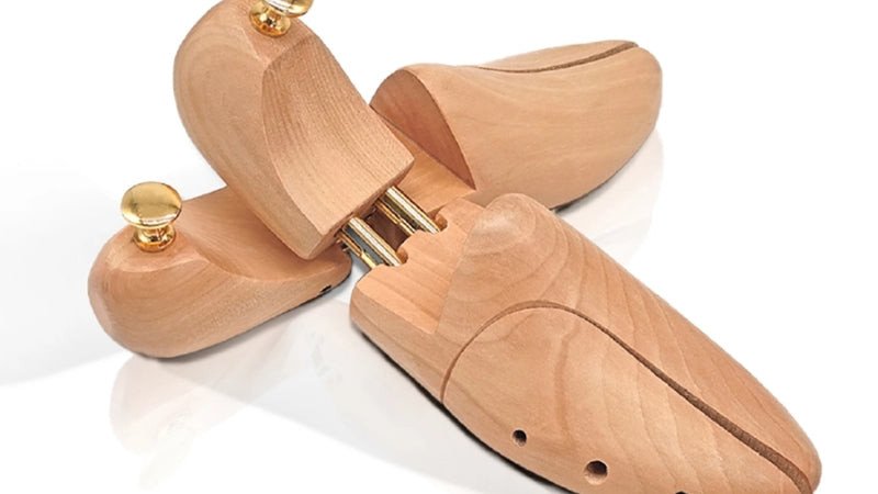 Hình ảnh mô tả việc lựa chọn form giày phù hợp để đảm bảo sự thoải mái cho đôi chân