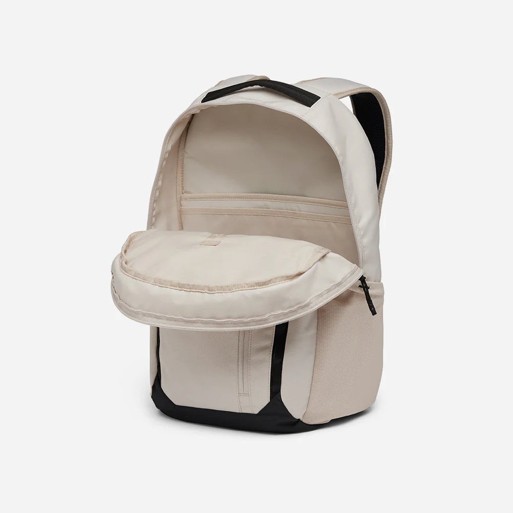 Hình ảnh một chiếc balo Nike chính hãng màu đen với nhiều ngăn tiện lợi, phù hợp cho mọi hoạt động