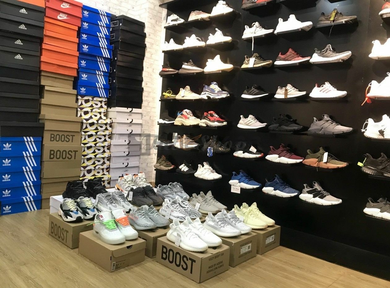 Hình ảnh trưng bày giày sneaker tại Giày Store, với các mẫu giày đơn giản và hiện đại