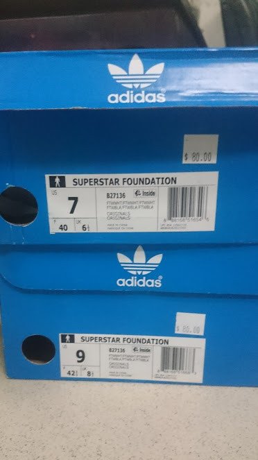 Hộp giày Adidas chính hãng với nhãn thông tin rõ ràng