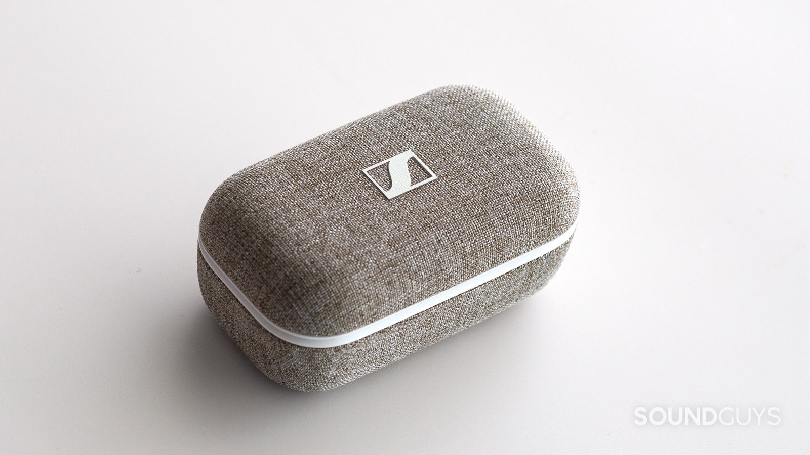 Hộp sạc bọc vải của tai nghe Sennheiser Momentum True Wireless 2, thể hiện vật liệu và độ hoàn thiện cao cấp.