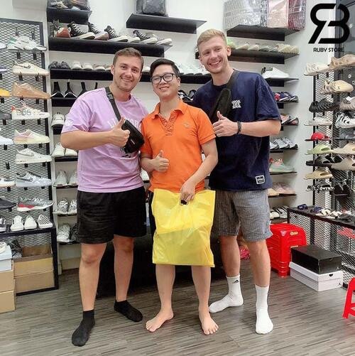 Khách hàng feedback tích cực sau khi nhận sản phẩm giày sneaker từ Ruby Store