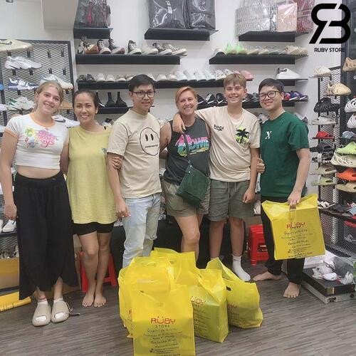 Khách hàng hài lòng với trải nghiệm mua sắm giày tại Ruby Store