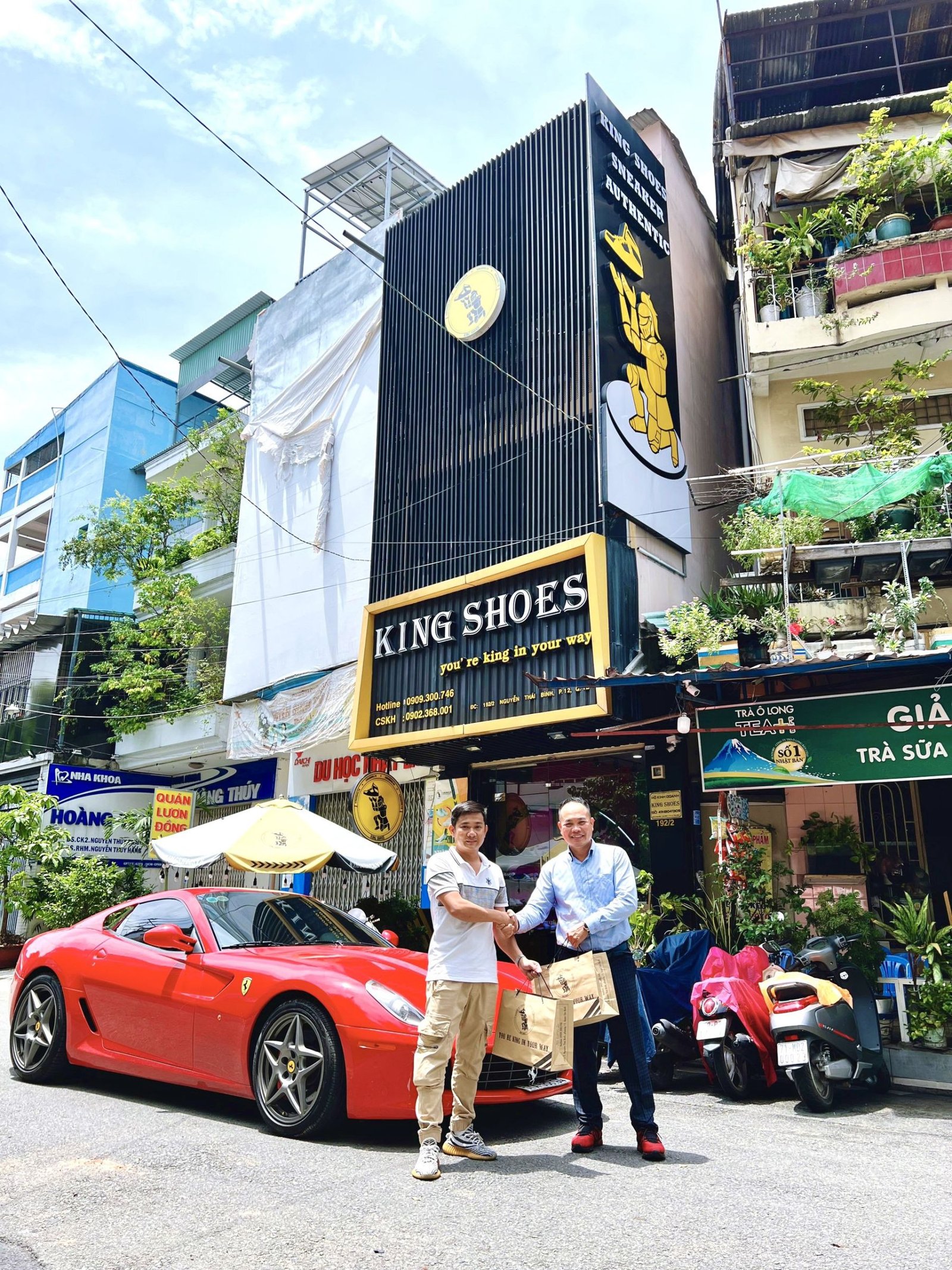 Không gian mua sắm giày sneaker nam tại Đà Nẵng