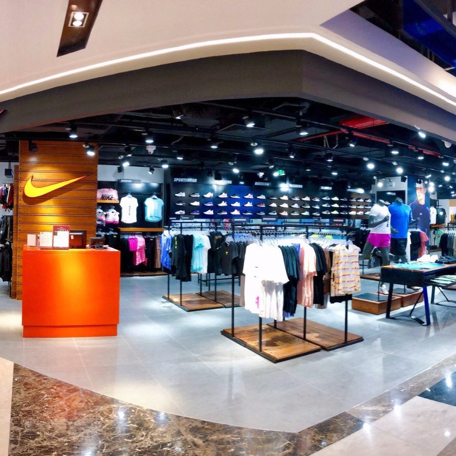 Khu vực thử giày tại một nike store Hà Nội, đảm bảo trải nghiệm mua sắm tiện nghi