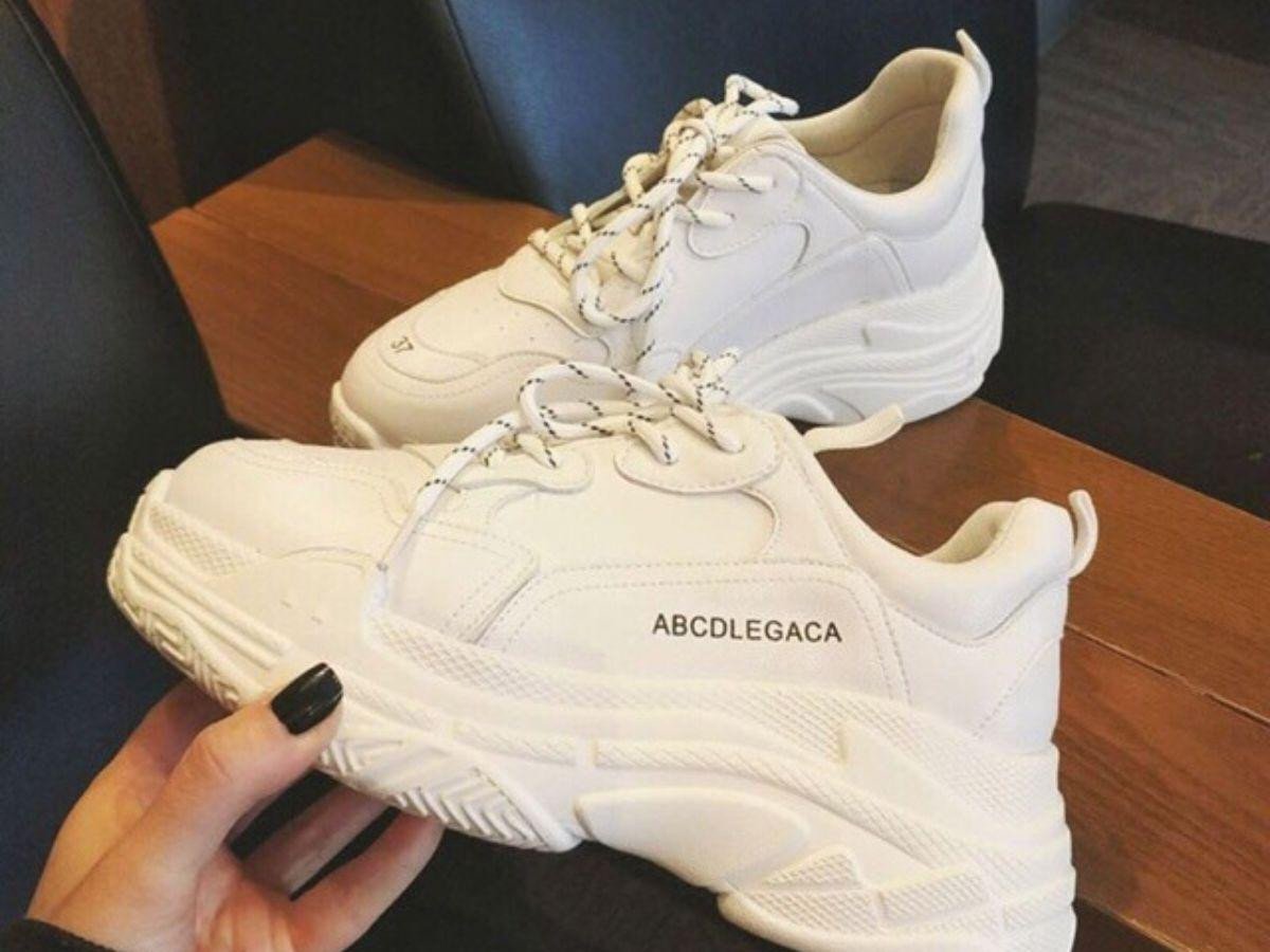 Kiểm tra hình ảnh thực tế sản phẩm giày sneaker khi mua online