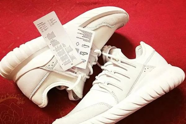 Kiểm tra tag giày Adidas để xác định tính chính hãng