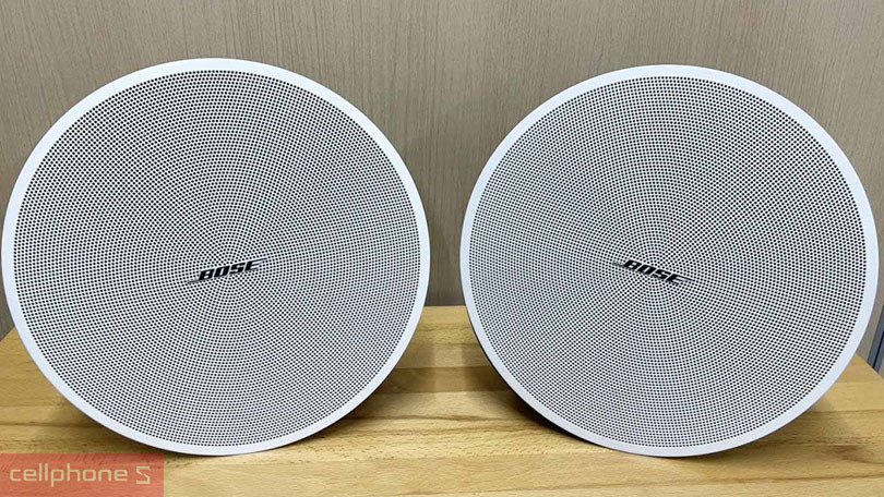 Loa âm trần Bose màu trắng, thiết kế gọn gàng, lắp đặt chìm vào trần nhà