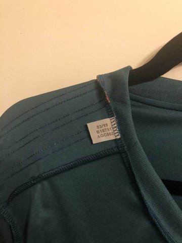 Mã sản phẩm adidas giả mạo trên thẻ nhãn, thường có lỗi chính tả hoặc không khớp với sản phẩm