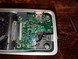 Mainboard Bose SoundLink Mini 1 bị tháo rời để kiểm tra lỗi firmware