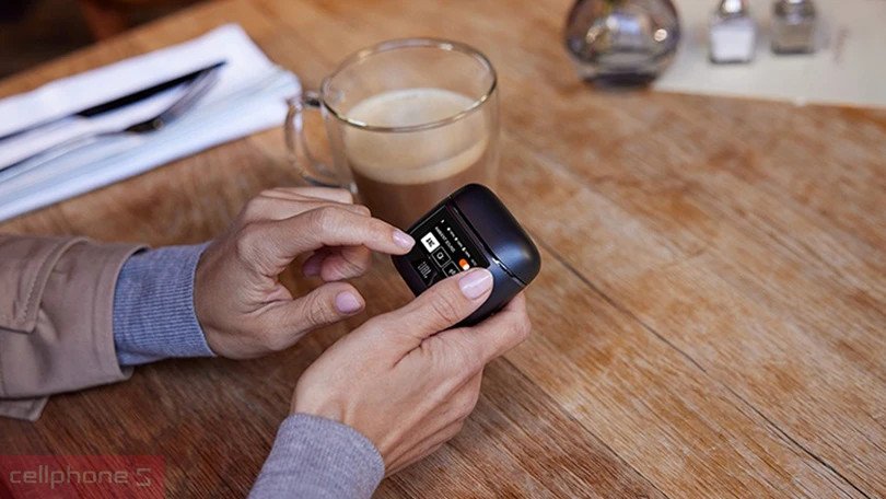 Màn hình cảm ứng trên tai nghe JBL Tour Pro 2