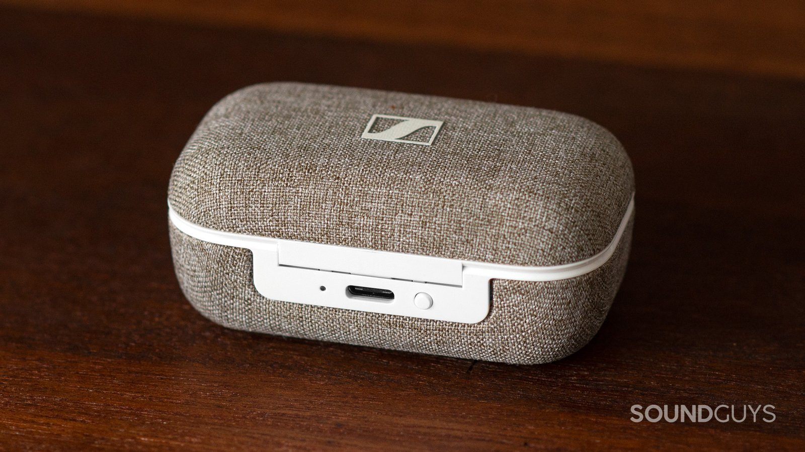 Mặt sau hộp sạc Sennheiser Momentum True Wireless 2 với cổng sạc USB-C, thể hiện khả năng sạc tiện lợi.