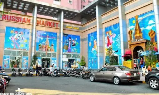 Mặt tiền Chợ Nga ở Sài Gòn, nhận biết bởi tòa nhà chung cư màu hồng phía trên