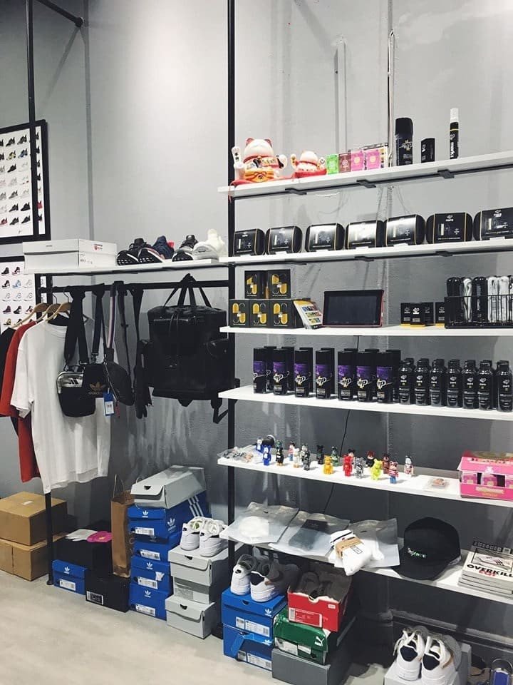 Mặt tiền hiện đại của Just Sneaker Store, một cửa hàng giày authentic Hà Nội