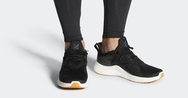 Mẫu Alphabounce RC M màu trắng xám, thiết kế ôm chân nhẹ nhàng