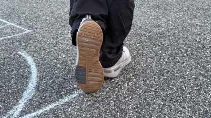 Mẫu giày đi bộ adidas racer tr 23 không được khuyến nghị sử dụng cả ngày dài.