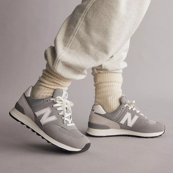 Mẫu giày New Balance Classic 574 màu xám, biểu tượng của sự thoải mái và phong cách cổ điển
