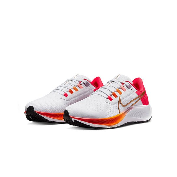 Mẫu giày Nike Zoom trắng với phom dáng thể thao