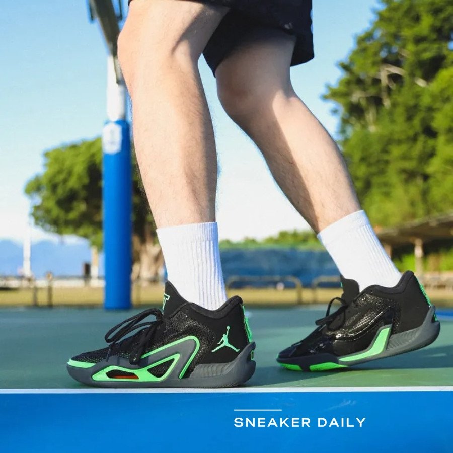 Michael Jordan trên sân đấu với đôi giày bóng rổ Jordan đầu tiên