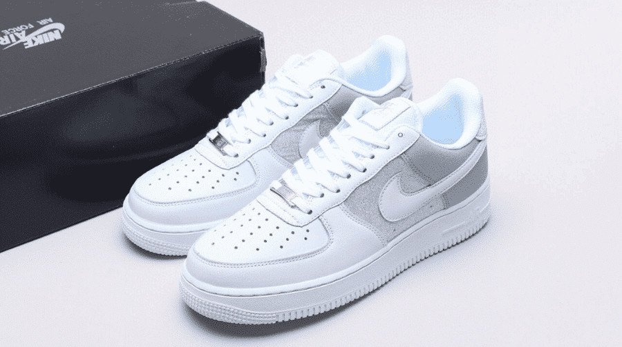 Miếng deubré "AF1" kim loại đặc trưng của giày Air Force 1 chính hãng