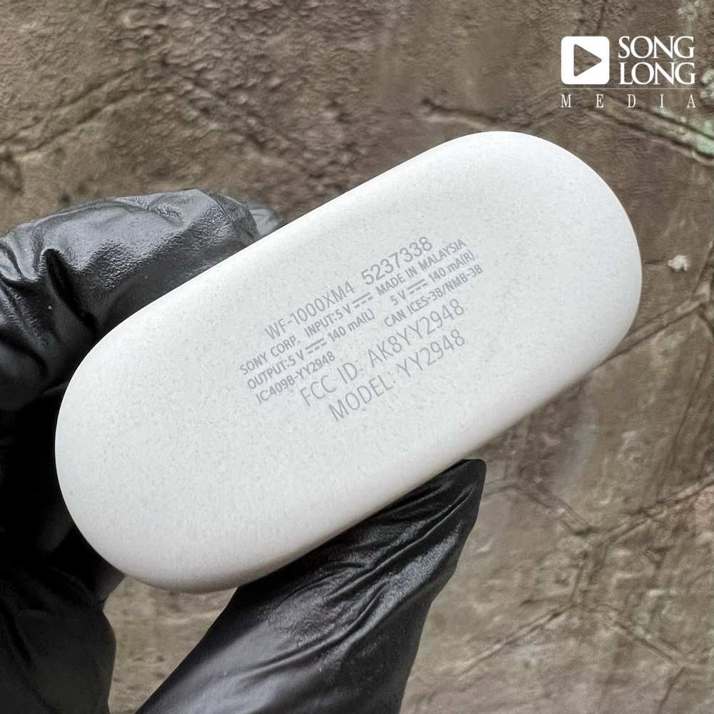 Minh họa thời lượng pin ấn tượng của tai nghe Sony WF-1000XM4 cũ, kéo dài trải nghiệm nghe nhạc.