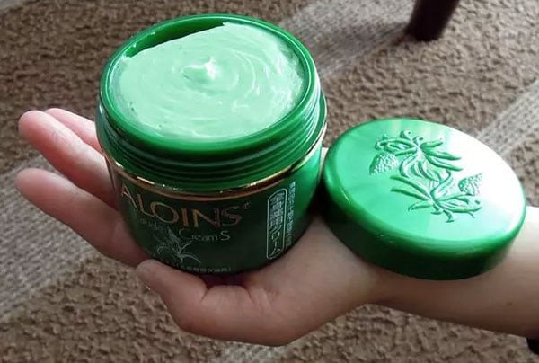 Mở hộp kem Aloins xanh và texture sản phẩm