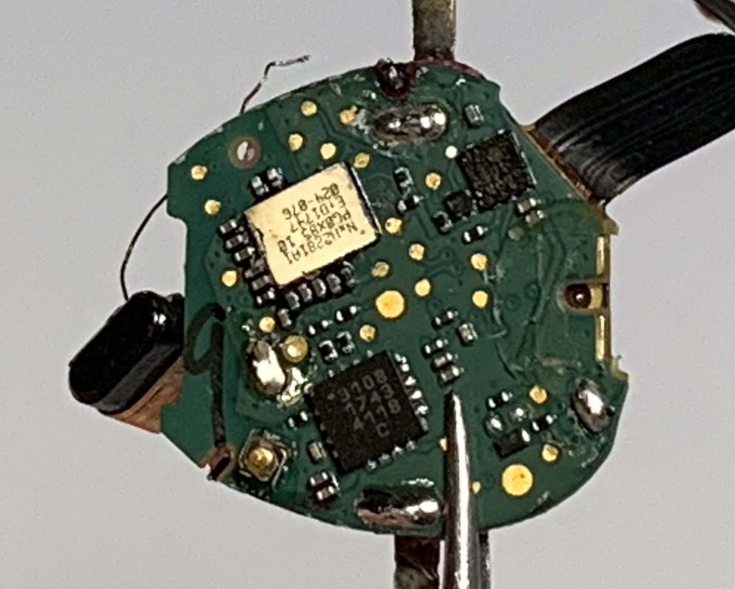 Mô tả nút cảm ứng điện dung lớn trên vỏ tai nghe **b&amp;o e8**.