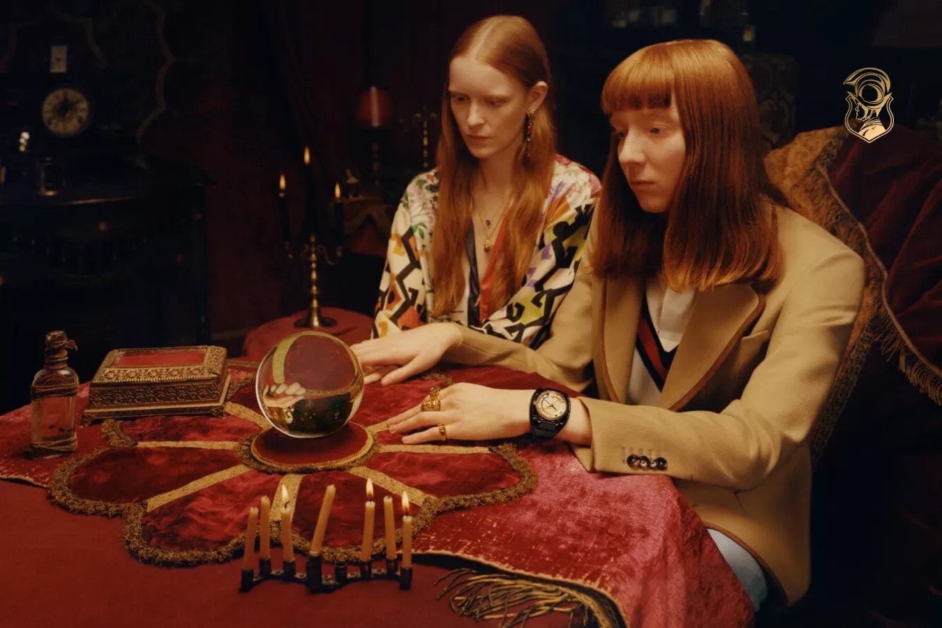 Một chiếc đồng hồ Gucci nam chính hãng trên cổ tay, biểu tượng của di sản thương hiệu.