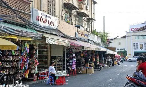 Một con phố giày ở TP.HCM