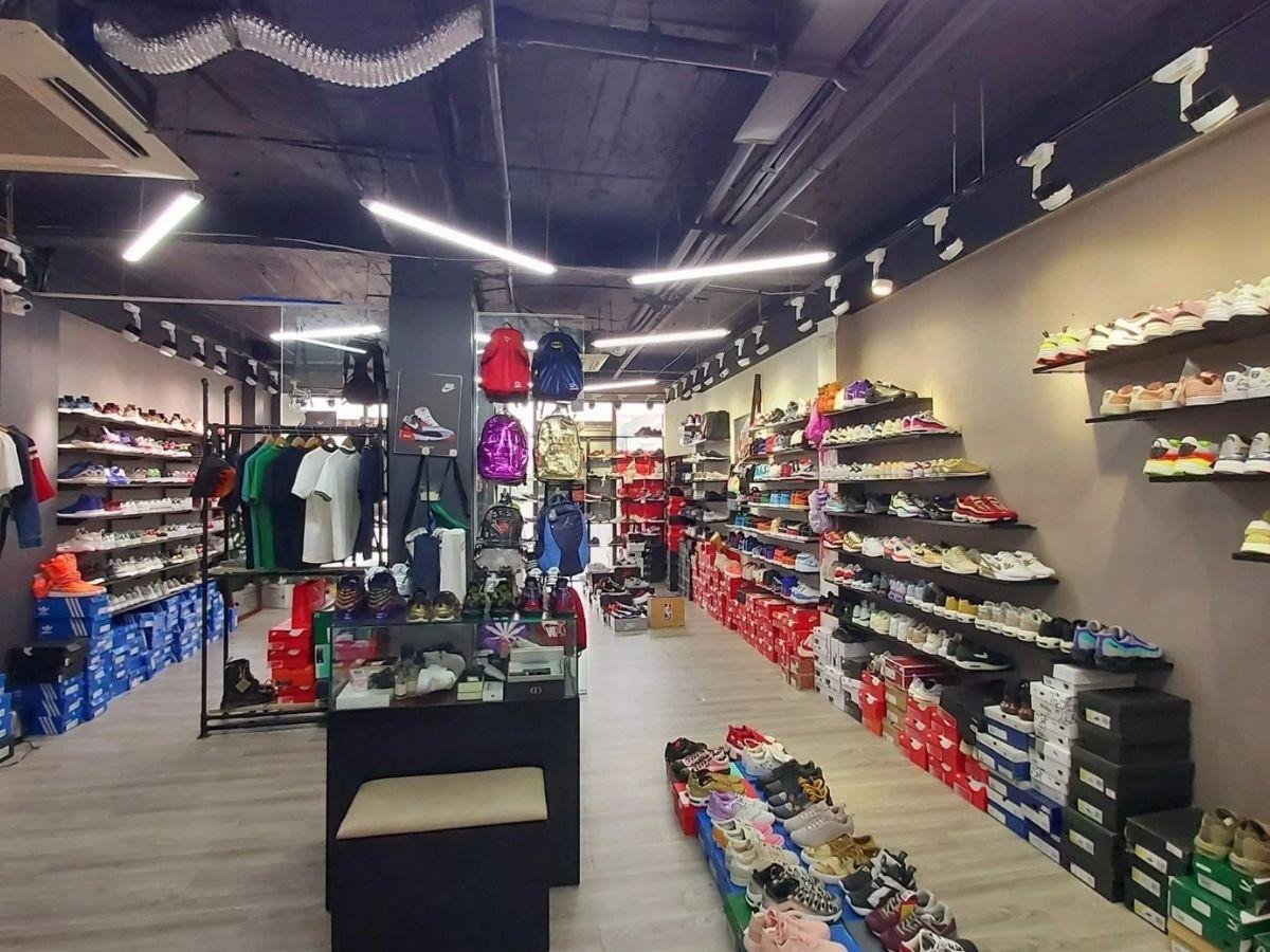 một đôi giày sneaker Nike được trưng bày tại shop bán giày sneaker Authentic Shoes