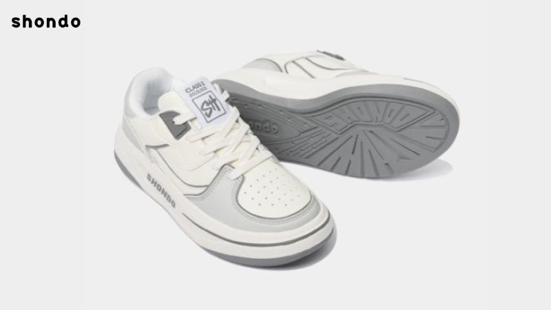 Một người đi giày sneaker được buộc giấu dây, cho thấy sự phù hợp của cách thắt dây này