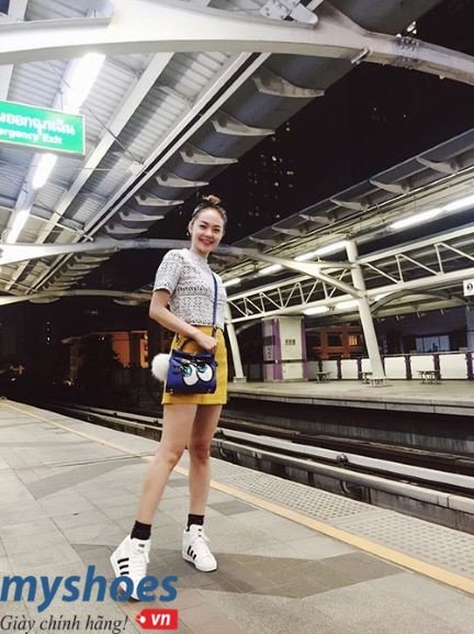 Một người nổi tiếng đang đi giày Adidas Superstar trắng phối cùng trang phục thường ngày, tạo phong cách năng động