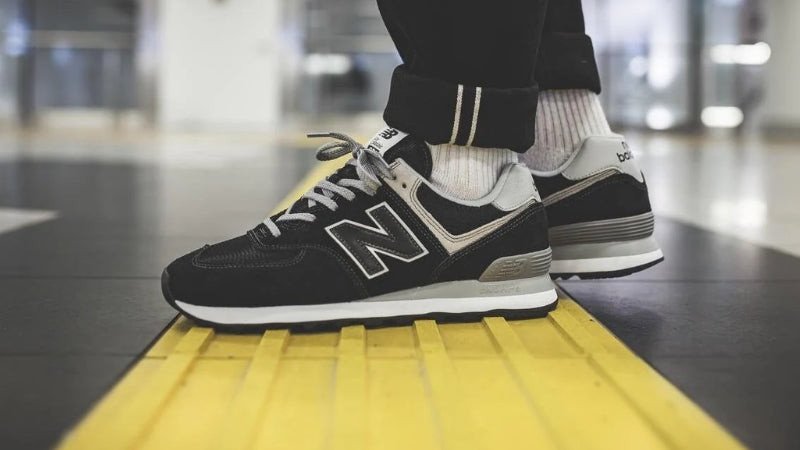 New Balance 574 với thiết kế cổ điển được nâng cấp đế tăng chiều cao