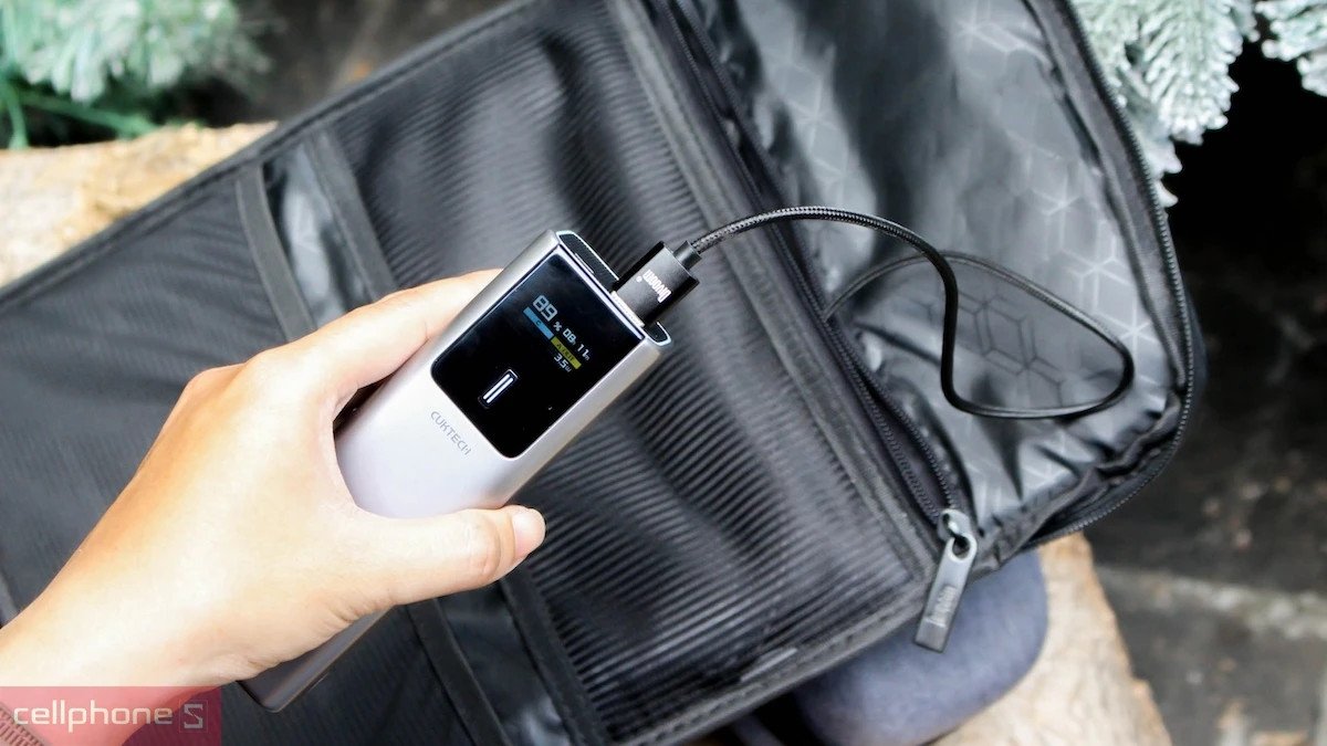 Ngăn chứa và tính năng tiện ích của túi chống sốc laptop 13.3 inch